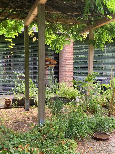 Ein kleines Vogelhaus auf einer hübschen Terrasse