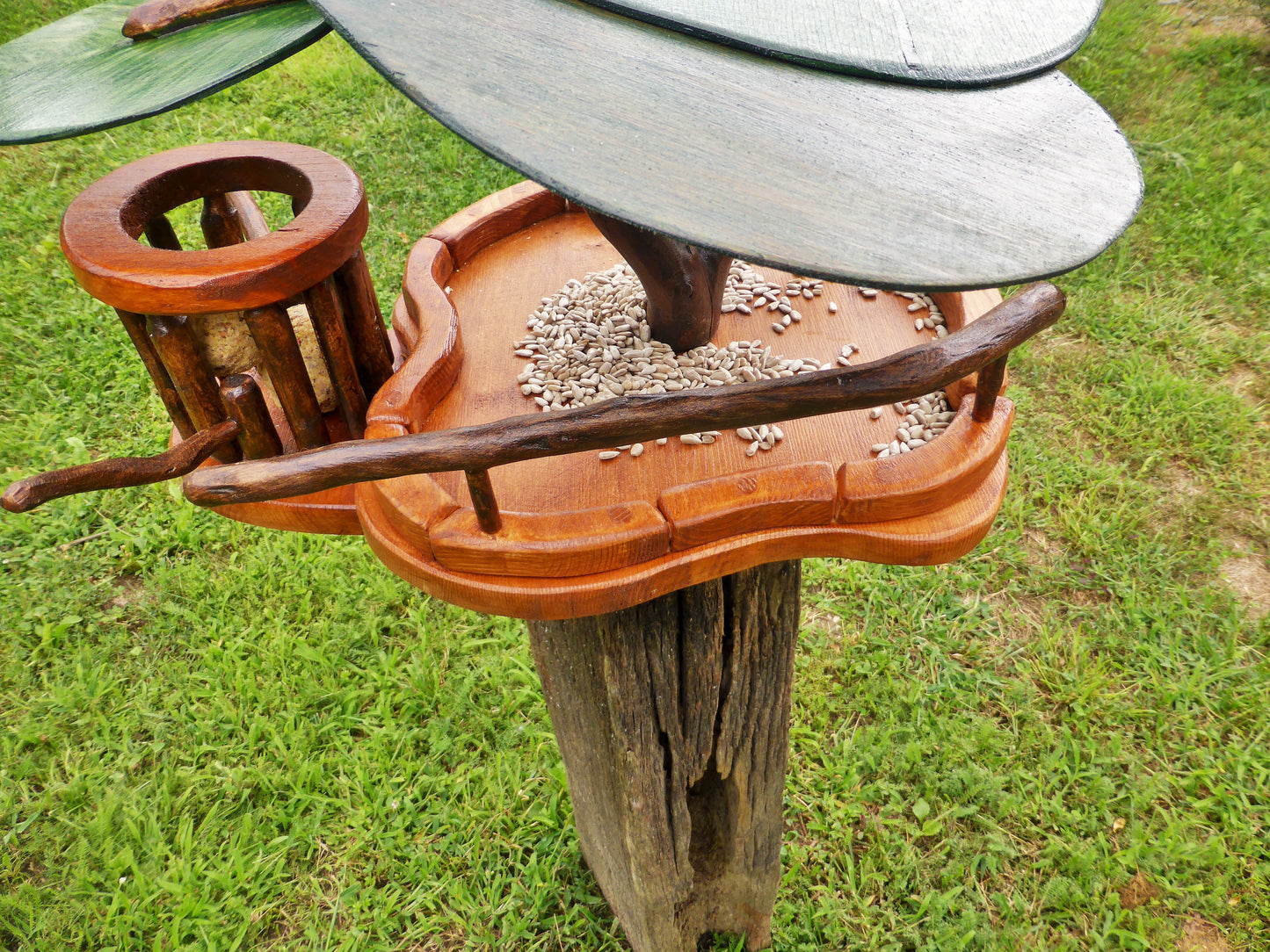 Vogelfutterhaus mit grünem Dach und Meisenknödelhalter