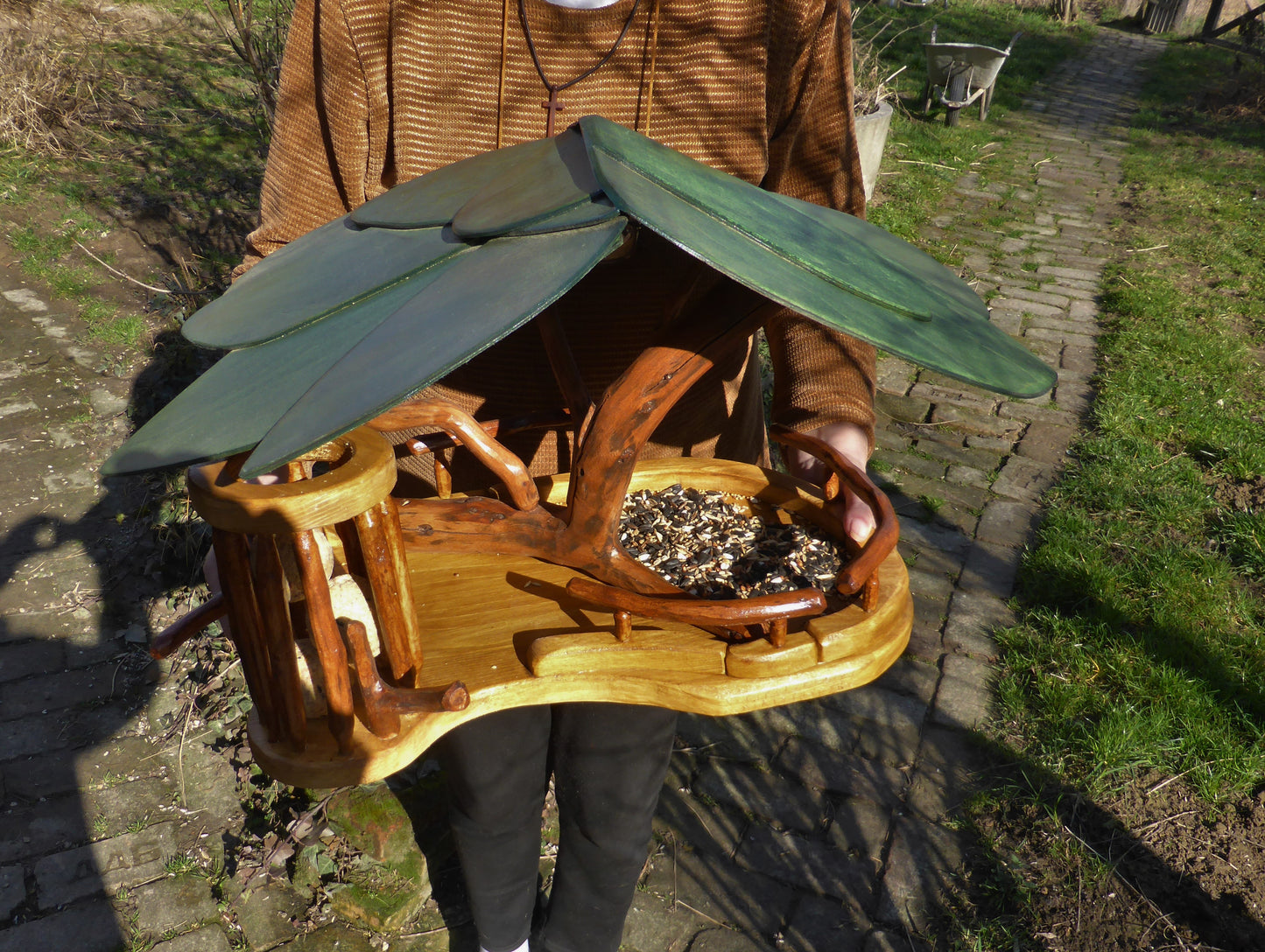 Vogelfutterhaus mit grünem Dach und Meisenknödelhalter