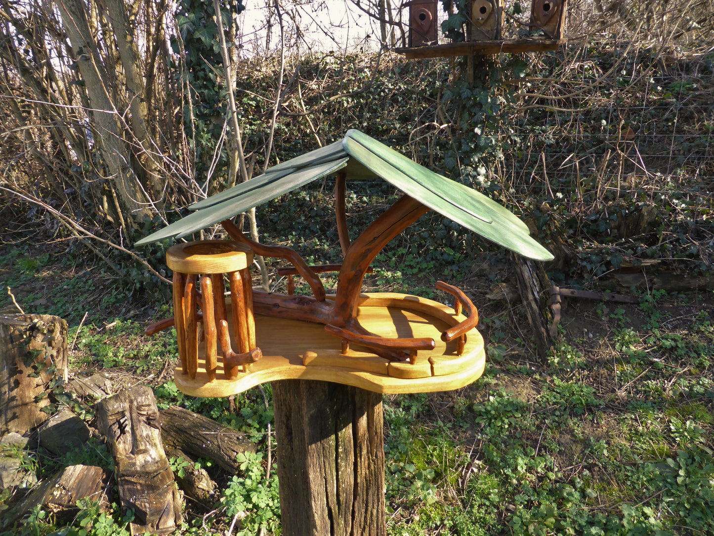 Vogelfutterhaus mit grünem Dach und Meisenknödelhalter