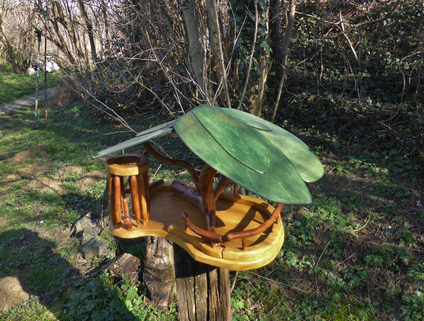 Vogelfutterhaus mit grünem Dach und Meisenknödelhalter