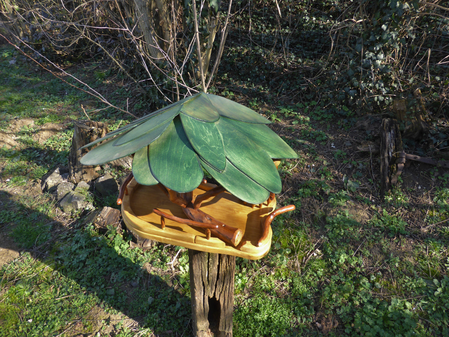 Vogelfutterhaus mit grünem Dach und Meisenknödelhalter