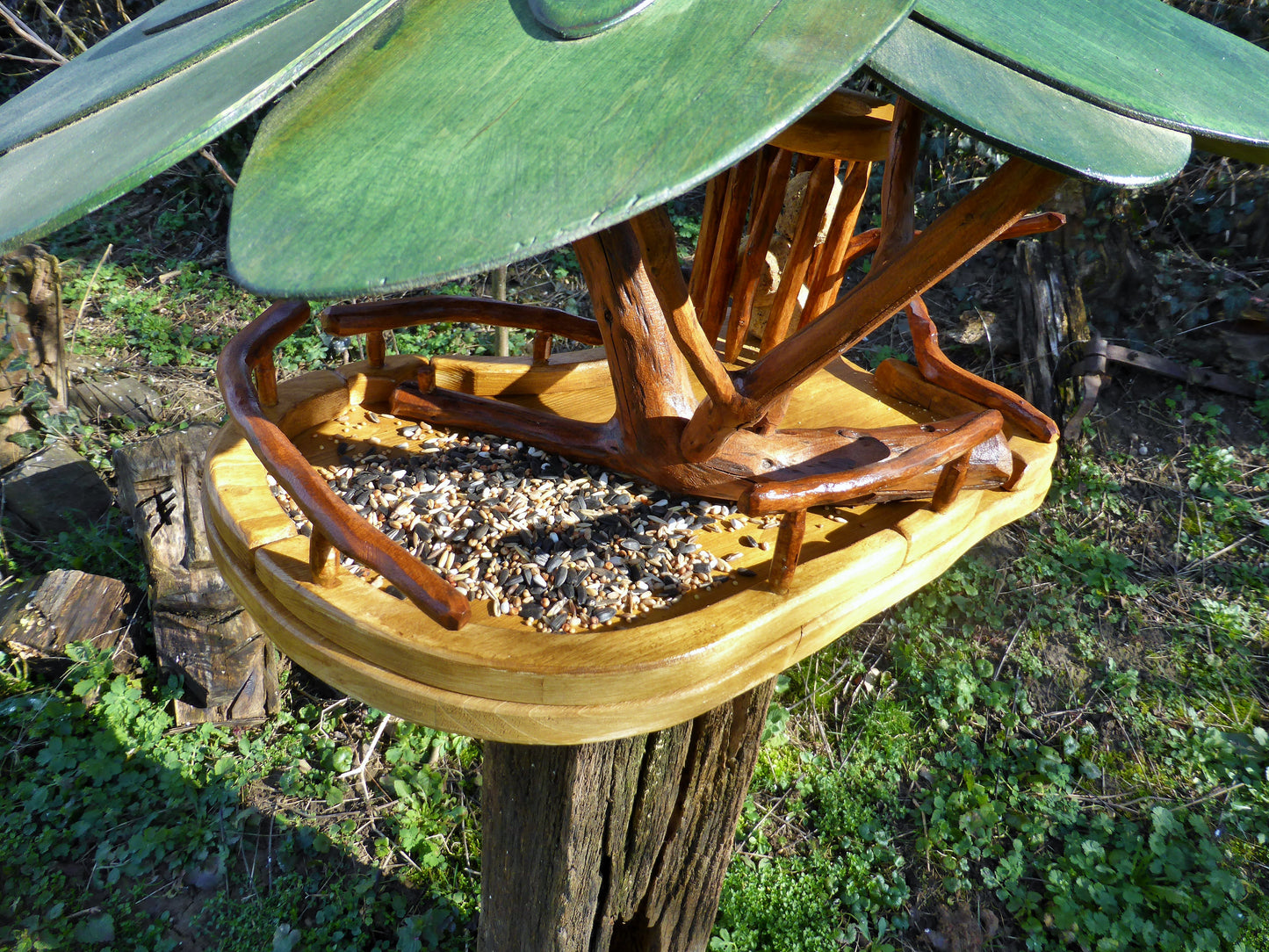 Vogelfutterhaus mit grünem Dach und Meisenknödelhalter