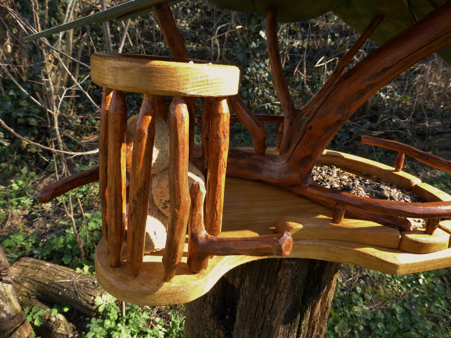 Vogelfutterhaus mit grünem Dach und Meisenknödelhalter