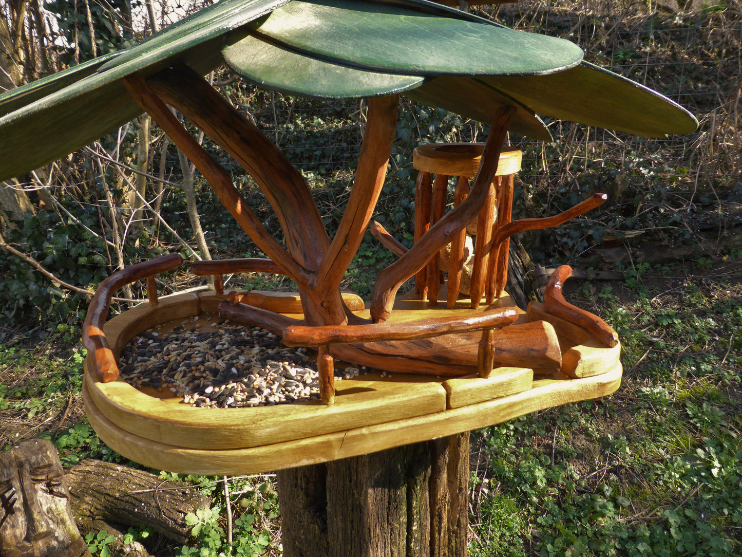 Vogelfutterhaus mit grünem Dach und Meisenknödelhalter