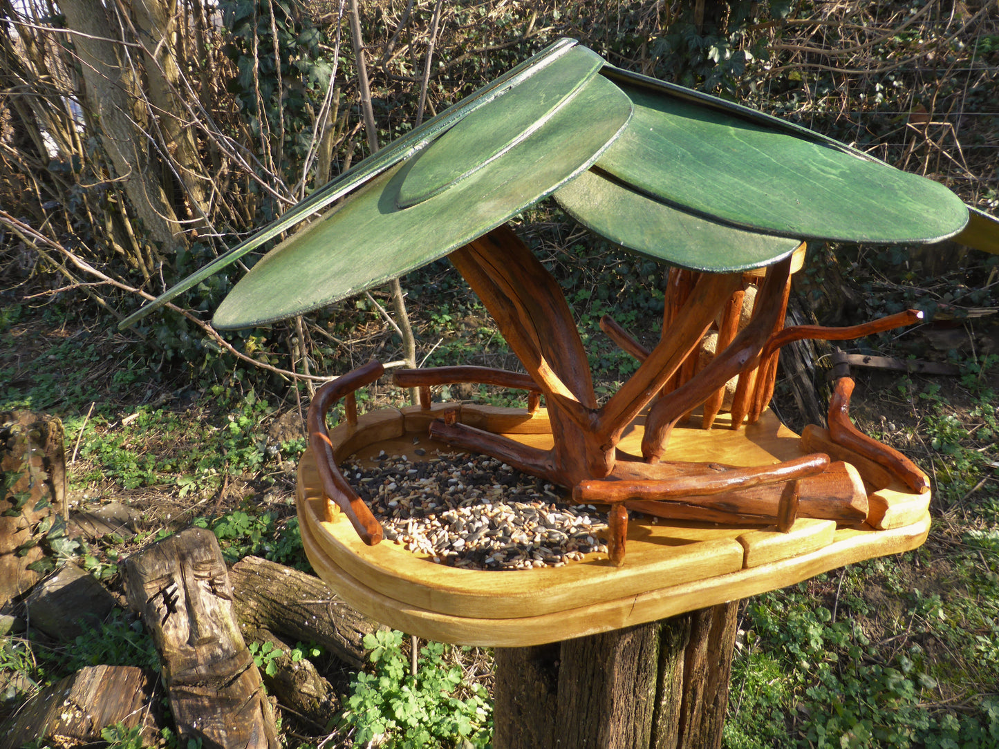 Vogelfutterhaus mit grünem Dach und Meisenknödelhalter