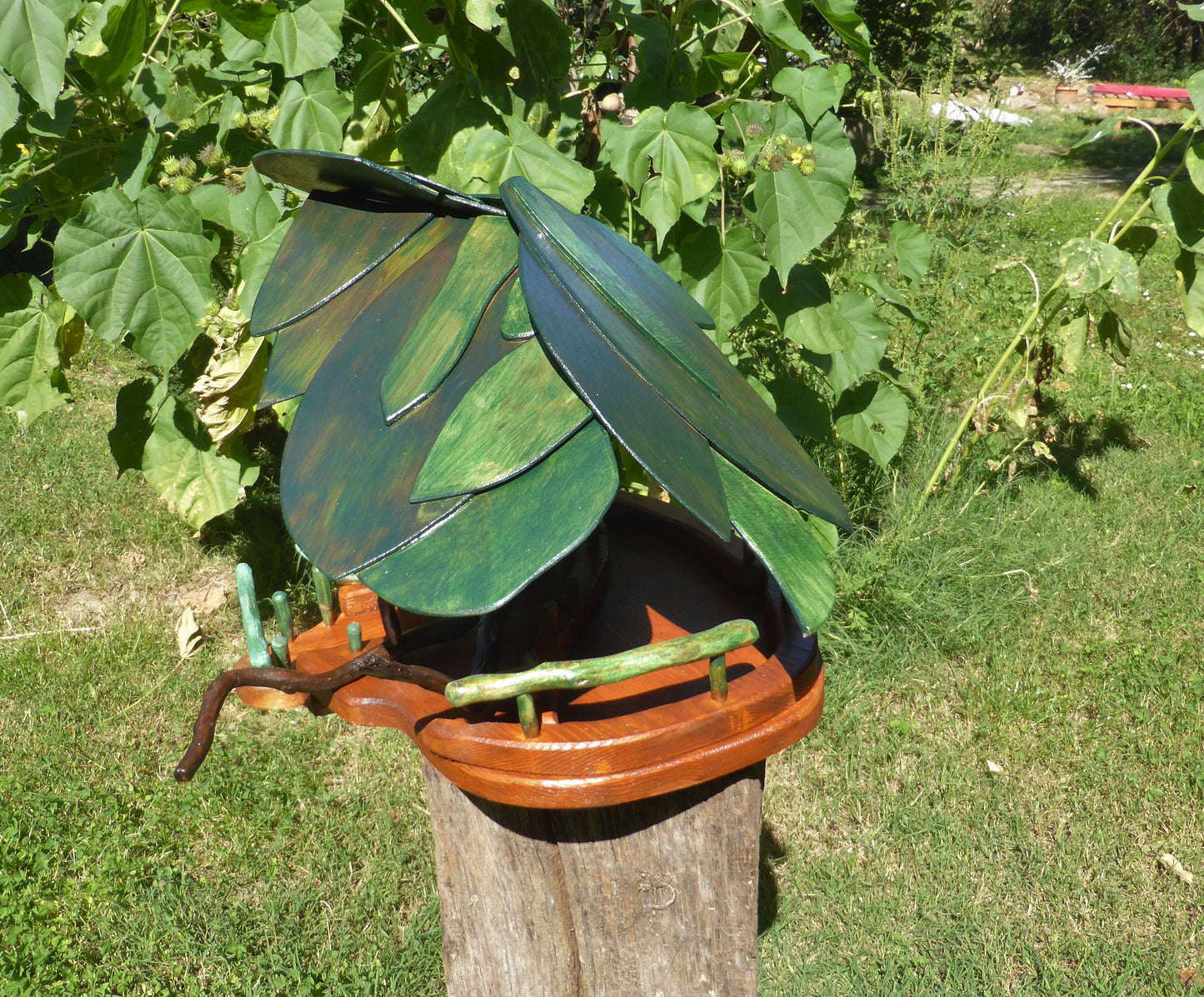 Vogelfutterhaus mit grünem Dach und Meisenknödelhalter