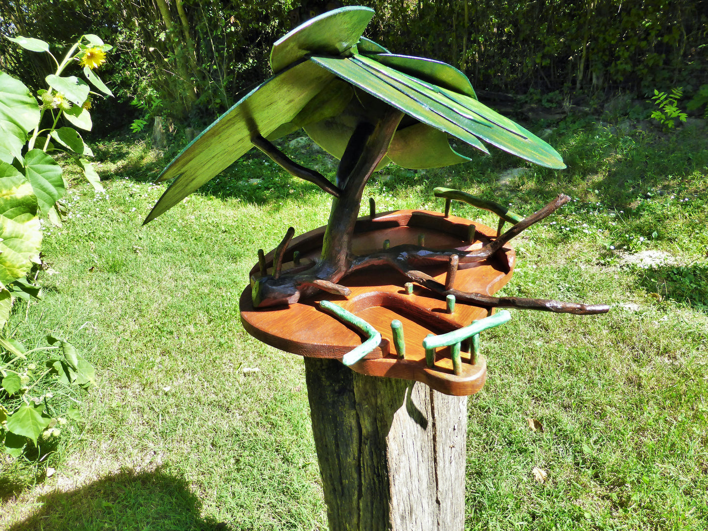 Vogelfutterhaus mit grünem Dach und Meisenknödelhalter