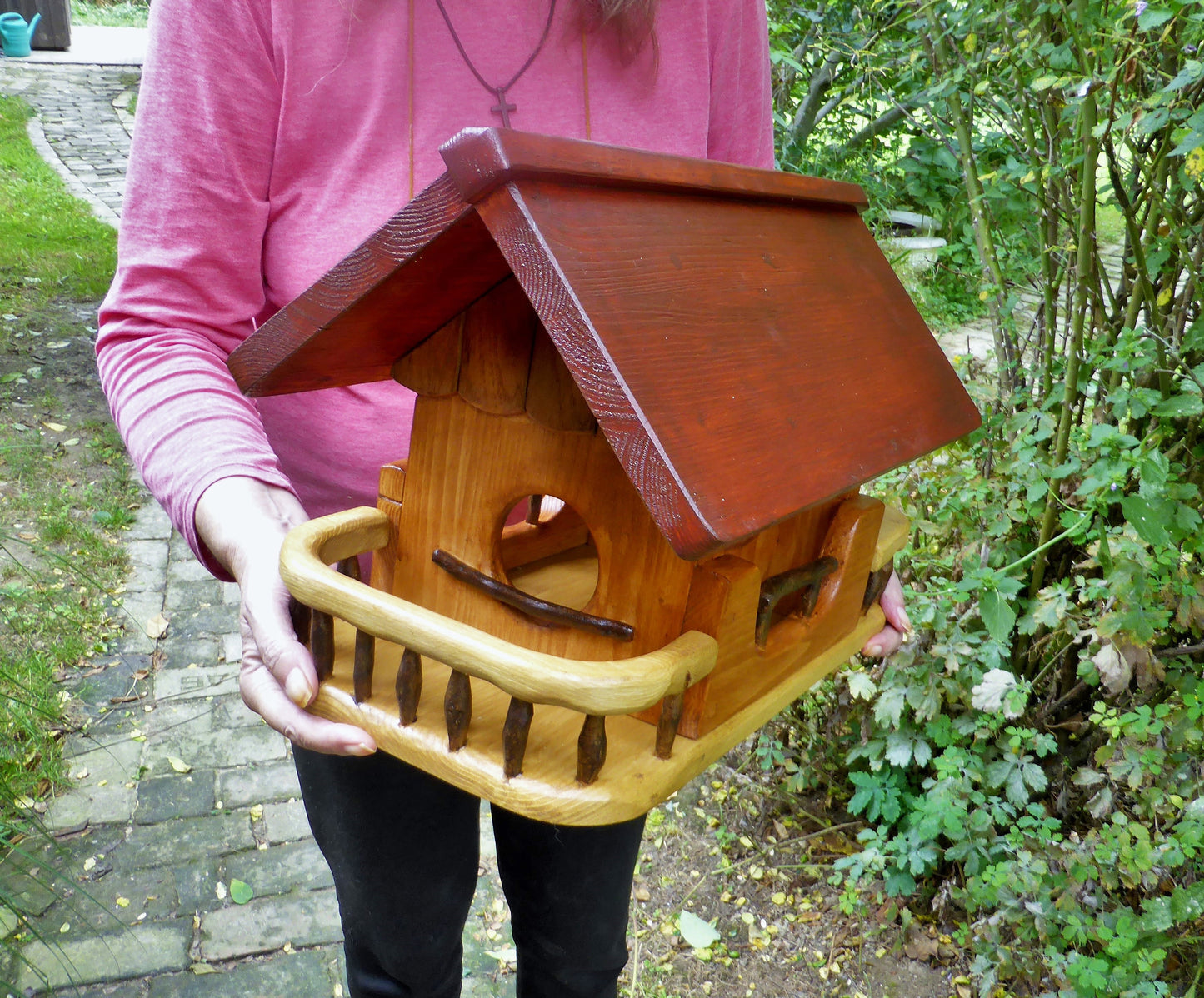 Vogelfutterhaus mit rotem  Dach und   Meisenknödelhalter