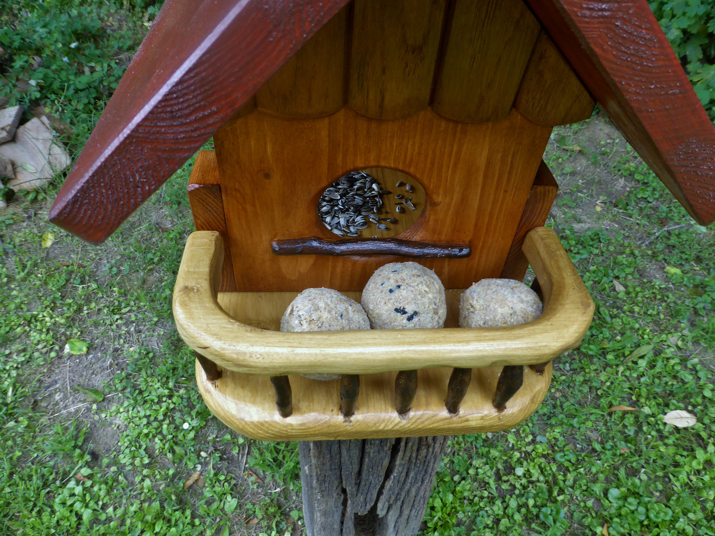 Vogelfutterhaus mit rotem  Dach und   Meisenknödelhalter