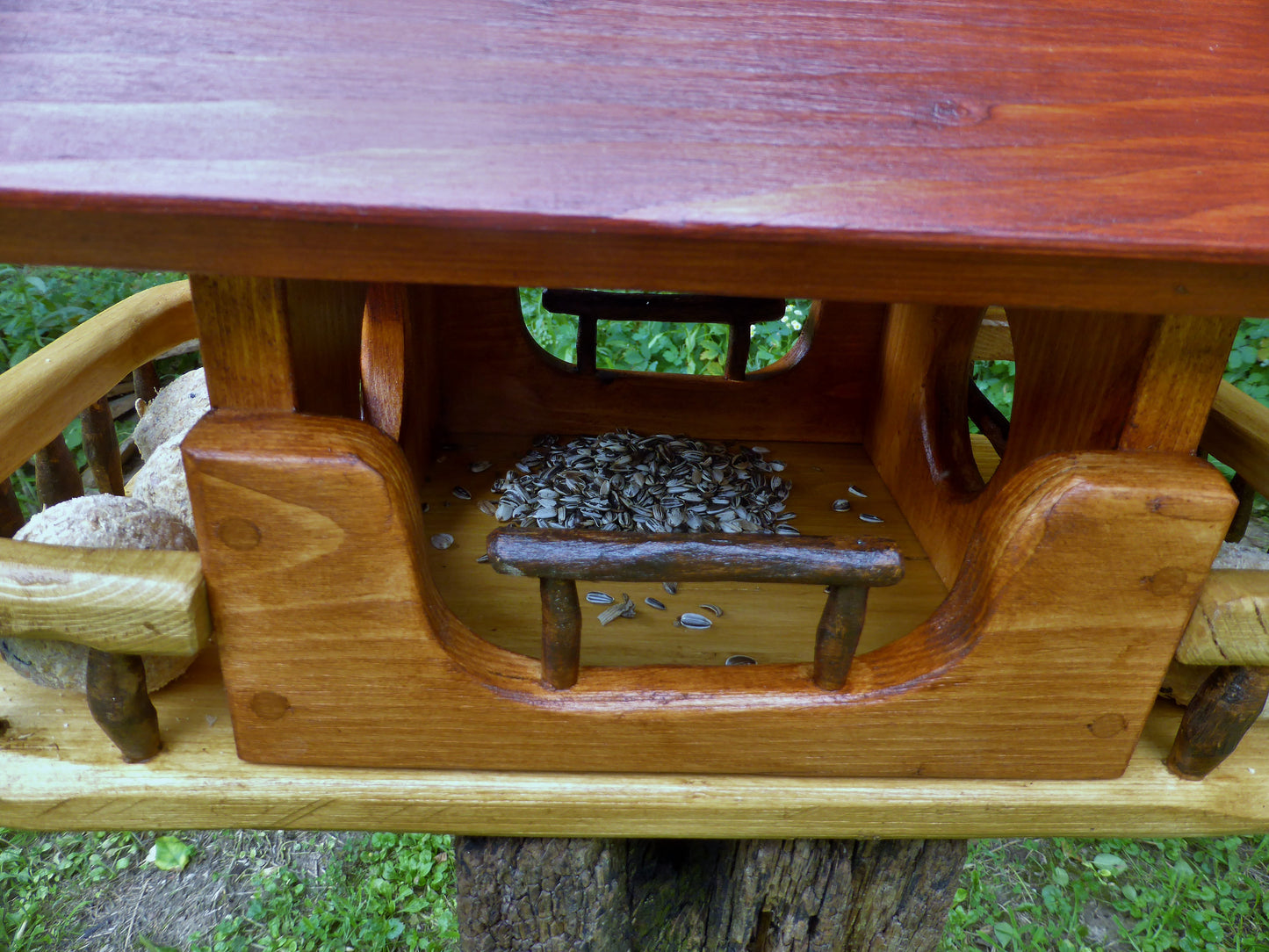 Vogelfutterhaus mit rotem  Dach und   Meisenknödelhalter