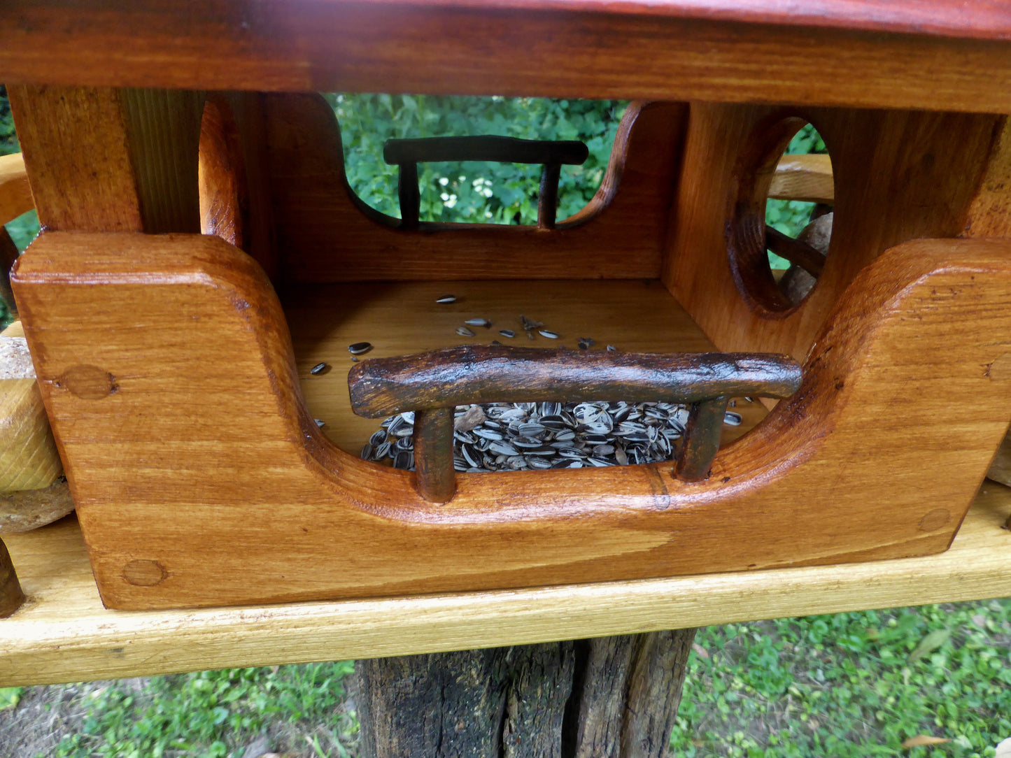 Vogelfutterhaus mit rotem  Dach und   Meisenknödelhalter