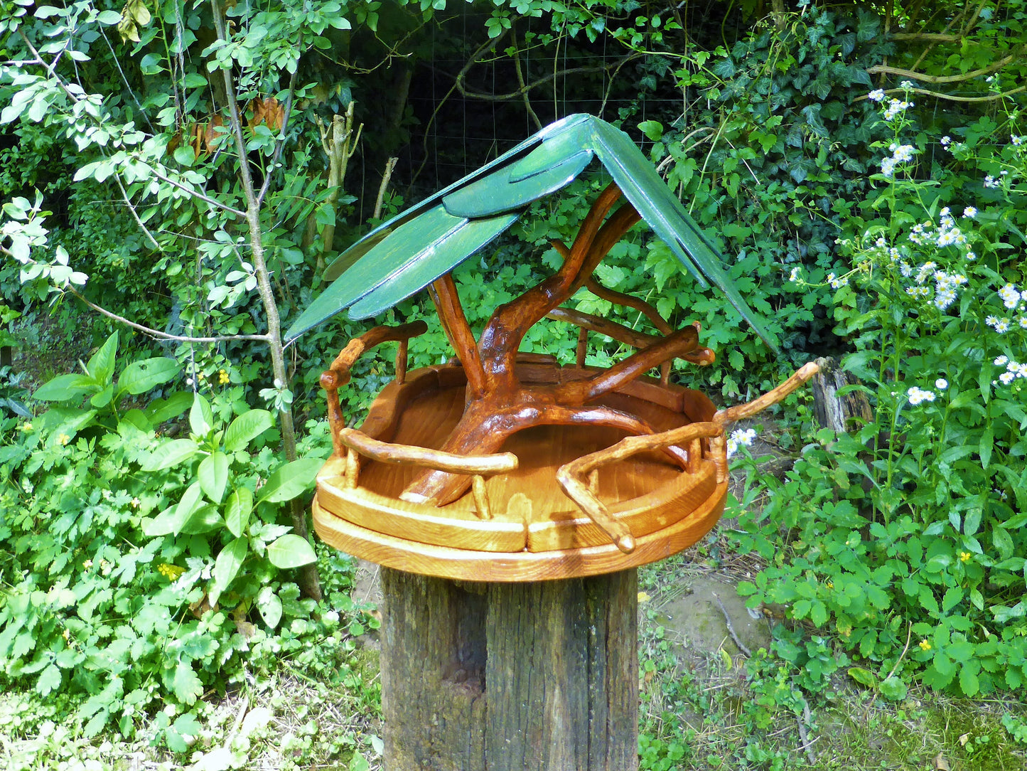 Vogelfutterhaus mit grünem Dach Handarbeit