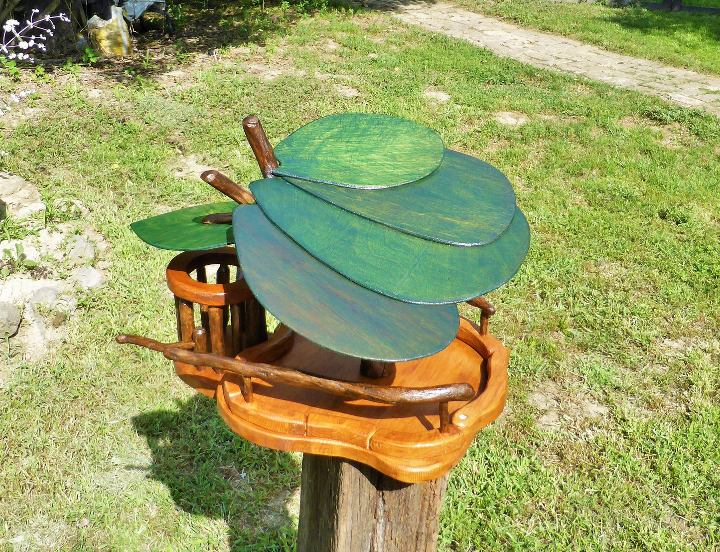 Vogelfutterhaus mit grünem Dach und Meisenknödelhalter