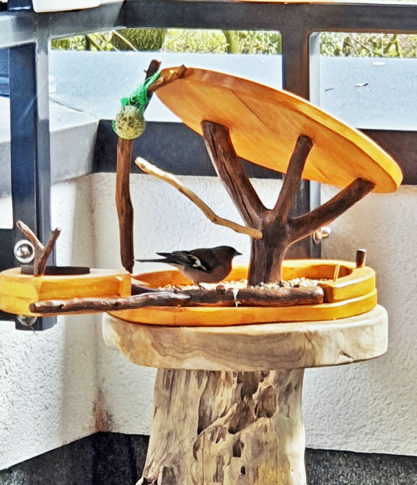 Vogelfutterhaus mit Tränke  Vogeltränke  Aufwendige Handarbeit  Up-cycling-Tränke und uraltes Holz