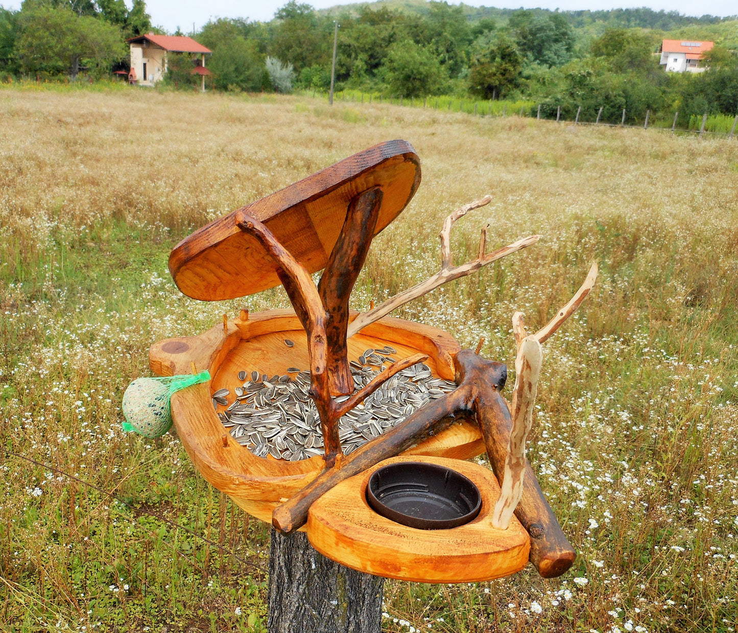 Vogelfutterhaus mit Tränke  Vogeltränke  Aufwendige Handarbeit  Up-cycling-Tränke und uraltes Holz