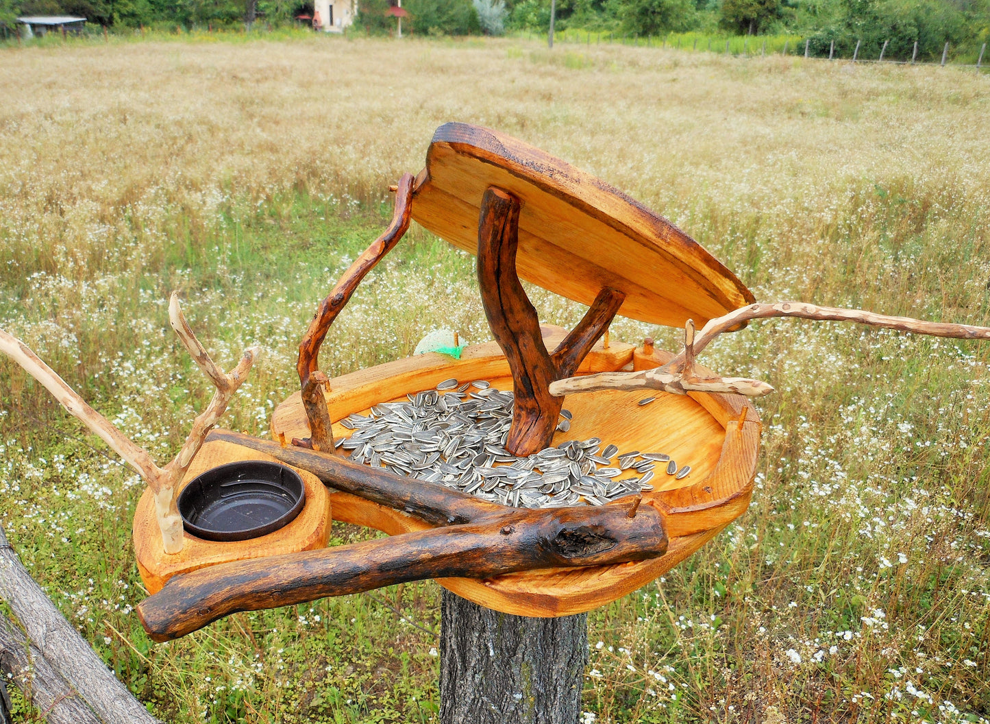 Vogelfutterhaus mit Tränke  Vogeltränke  Aufwendige Handarbeit  Up-cycling-Tränke und uraltes Holz