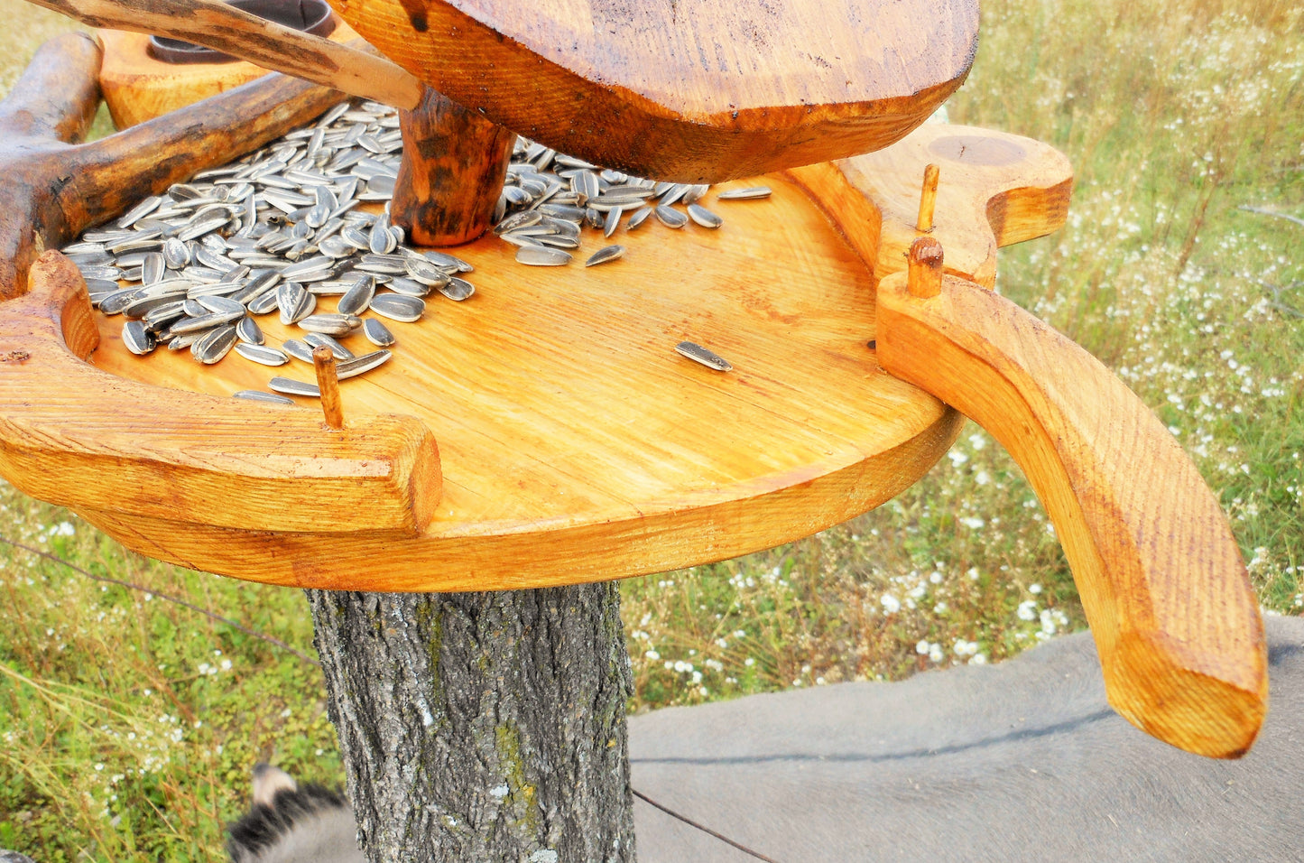 Vogelfutterhaus mit Tränke  Vogeltränke  Aufwendige Handarbeit  Up-cycling-Tränke und uraltes Holz