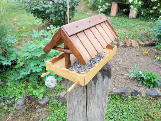 Vogelfutterhaus, reine Handarbeit, klassisch-rustikale Form