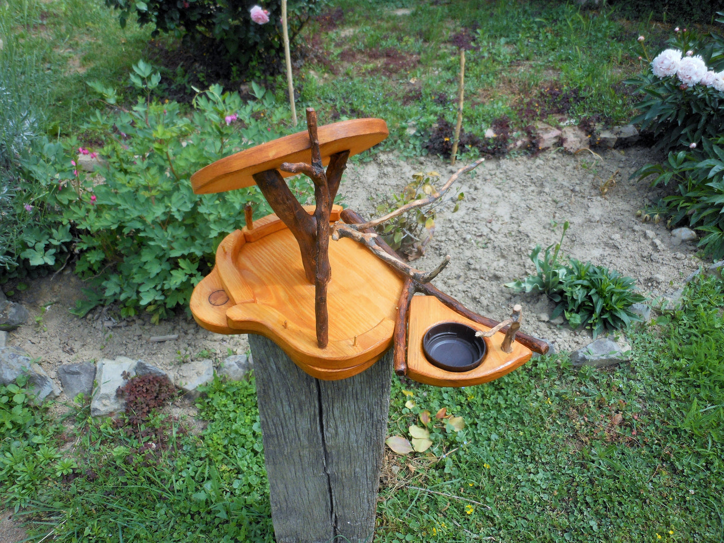 Vogelfutterhaus mit Tränke  Vogeltränke  Aufwendige Handarbeit  Up-cycling-Tränke und uraltes Holz