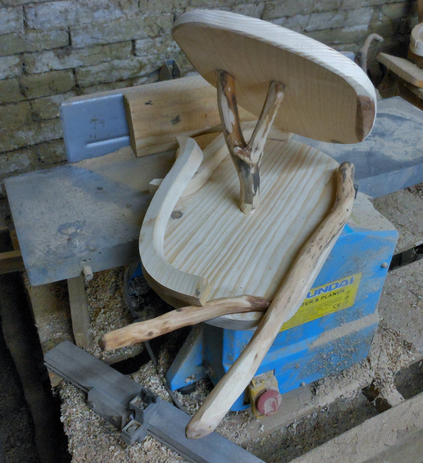 Vogelfutterhaus mit Tränke  Vogeltränke  Aufwendige Handarbeit  Up-cycling-Tränke und uraltes Holz