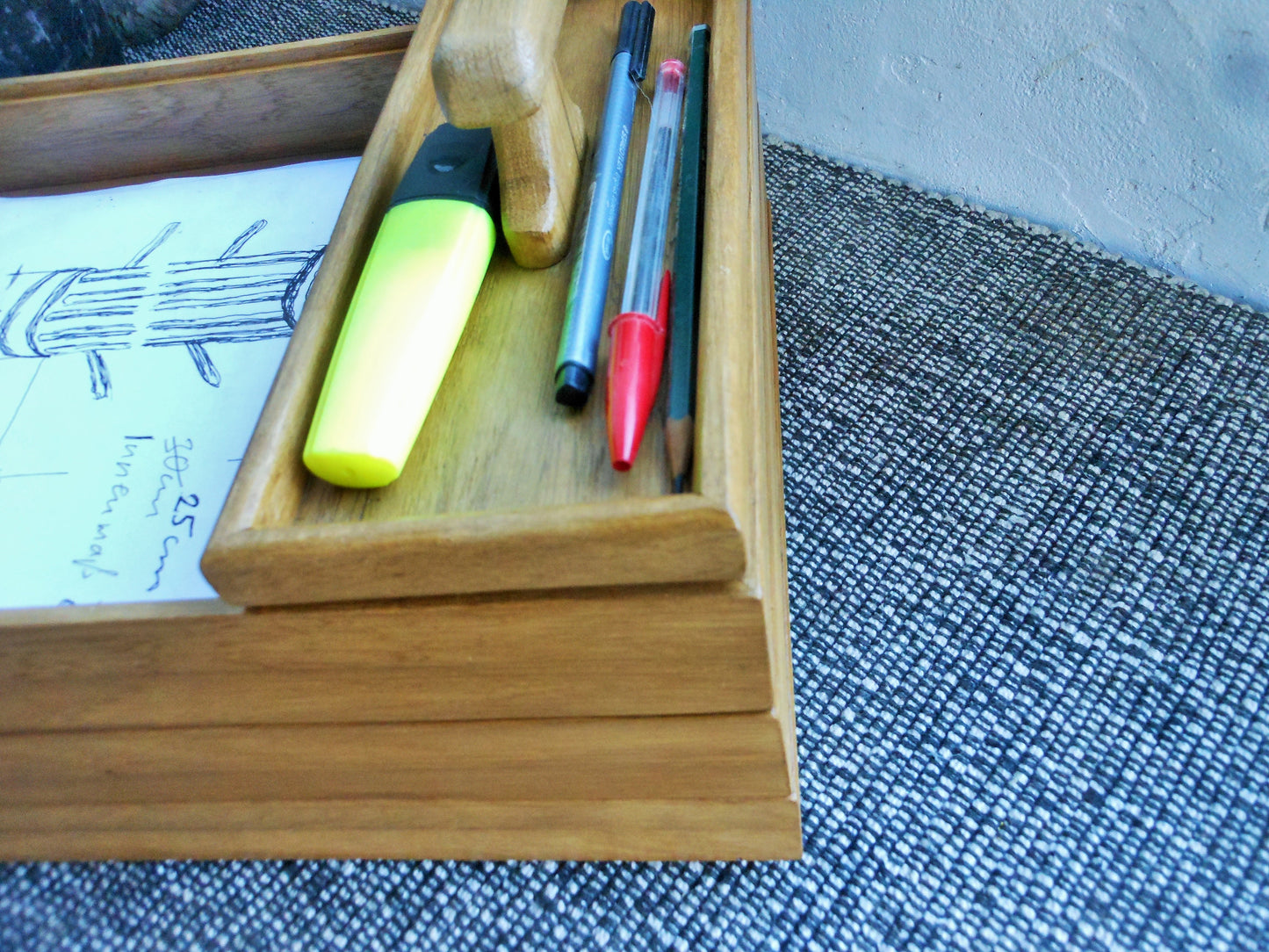 Stiftablage mit praktischem Tragegriff.  Pen tray with practical carrying handle.