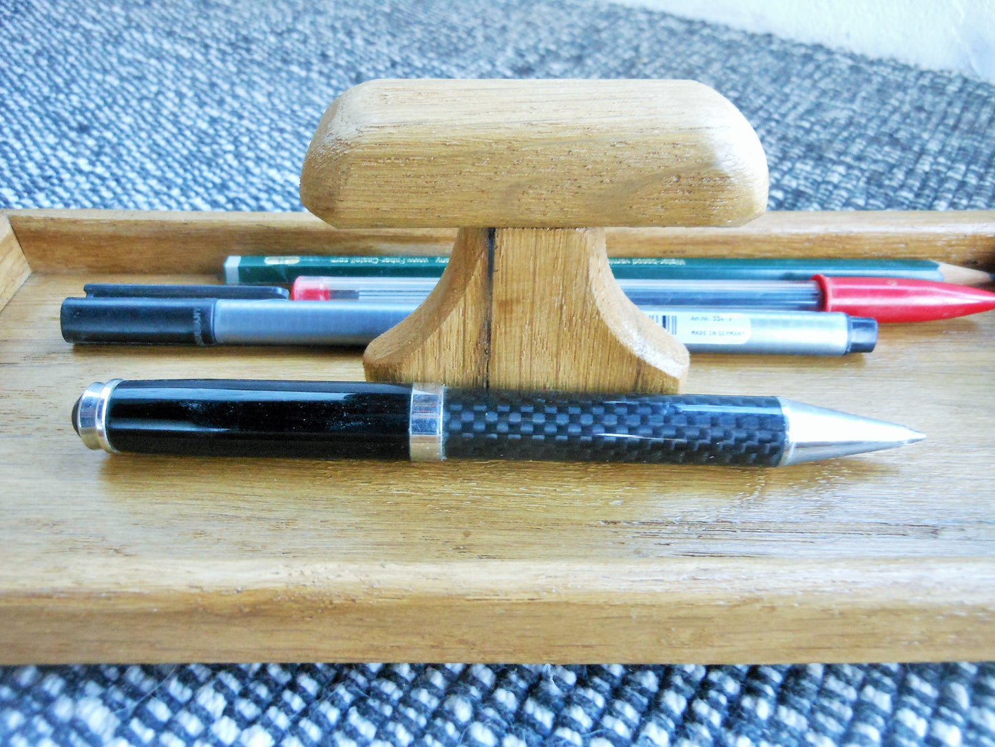 Stiftablage mit praktischem Tragegriff.  Pen tray with practical carrying handle.