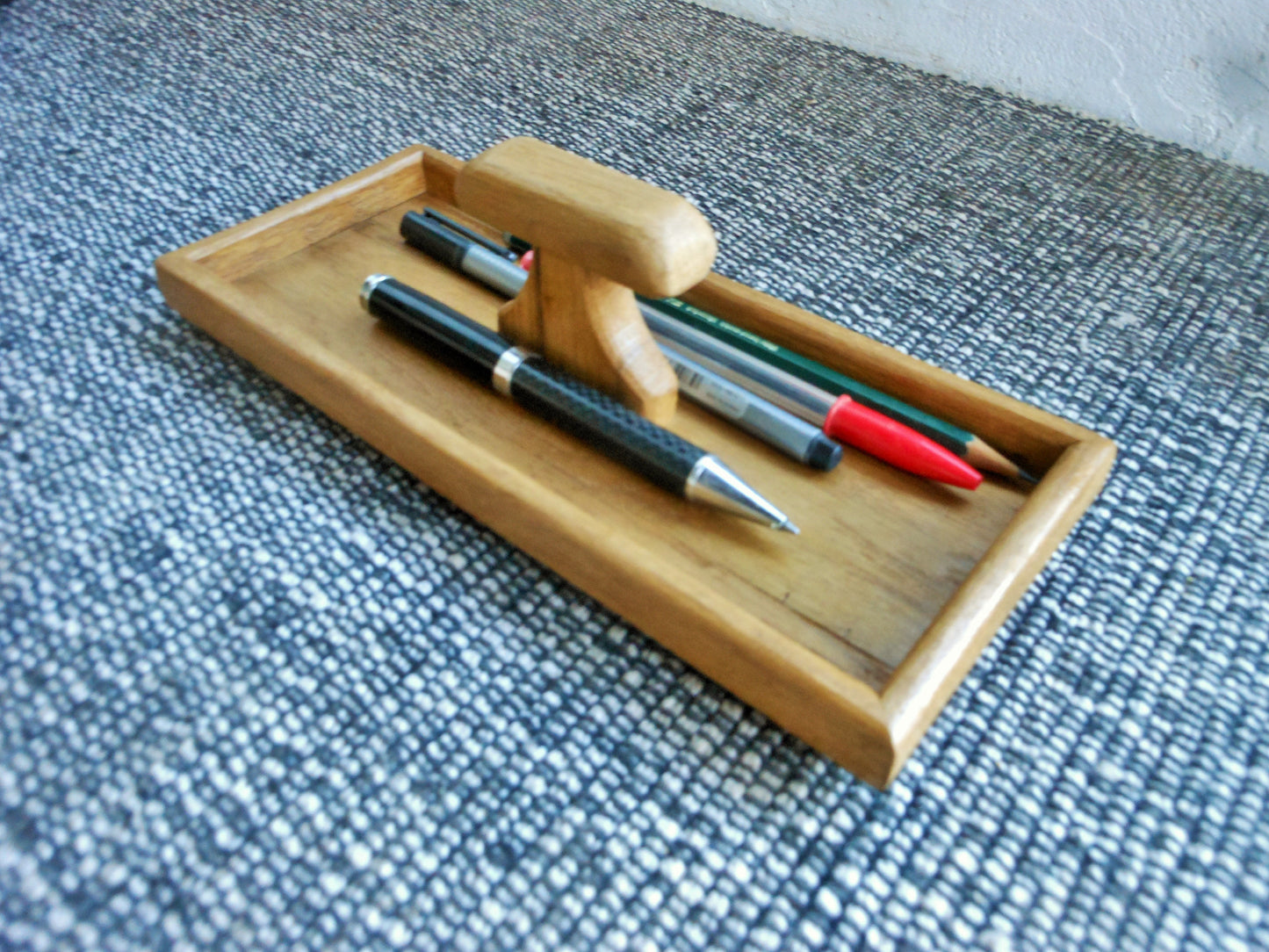 Stiftablage mit praktischem Tragegriff.  Pen tray with practical carrying handle.