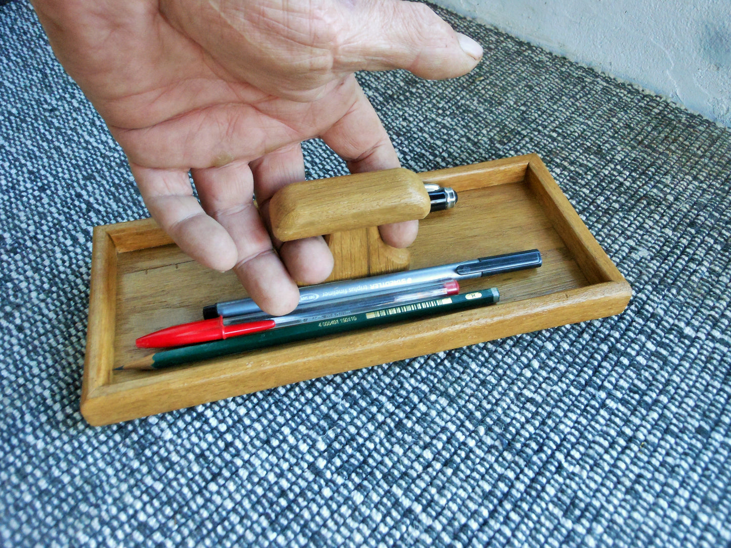 Stiftablage mit praktischem Tragegriff.  Pen tray with practical carrying handle.