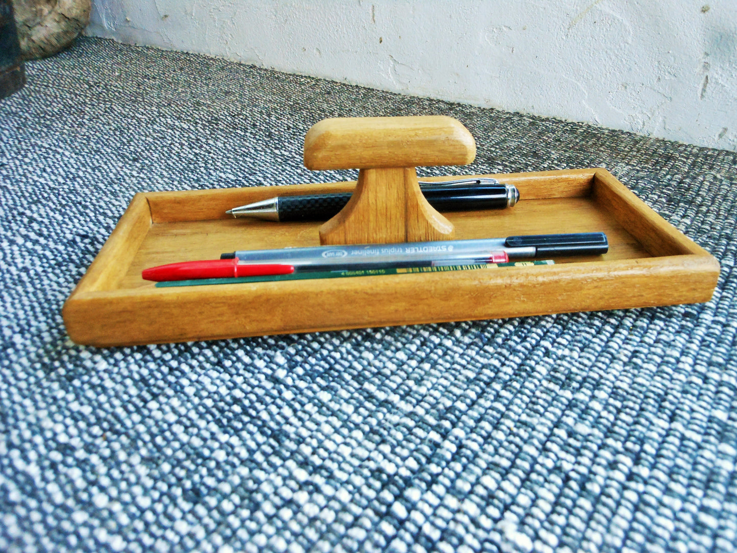 Stiftablage mit praktischem Tragegriff.  Pen tray with practical carrying handle.