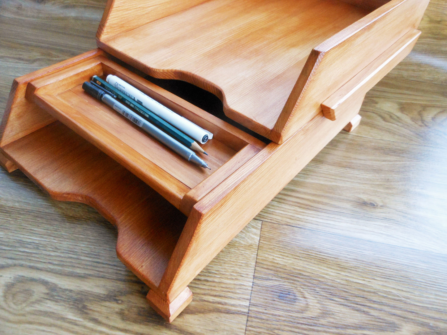 Schreibtischablagen mit Siftablage für A4-Format aus altem Nadelholz  Desk shelves with pen tray for A4 format from old coniferous wood