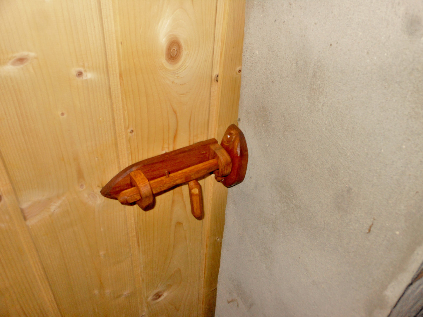 Türriegel aus altem Eichen-Holz Door latch made of old oak wood