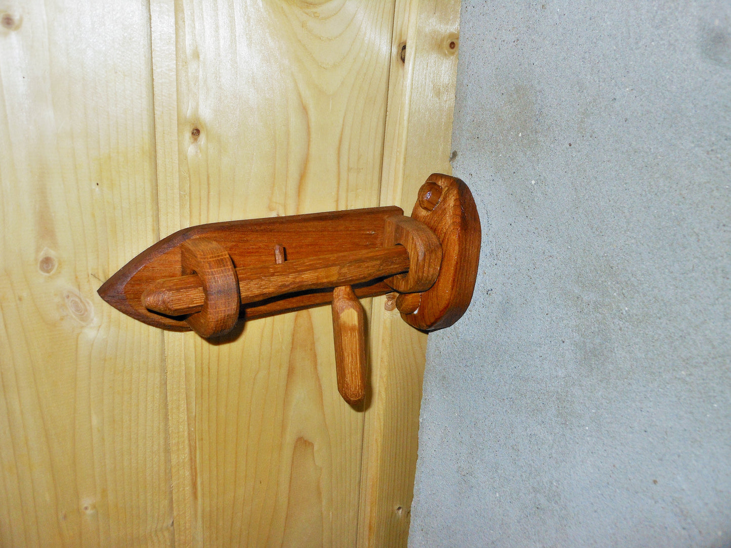 Türriegel aus altem Eichen-Holz Door latch made of old oak wood