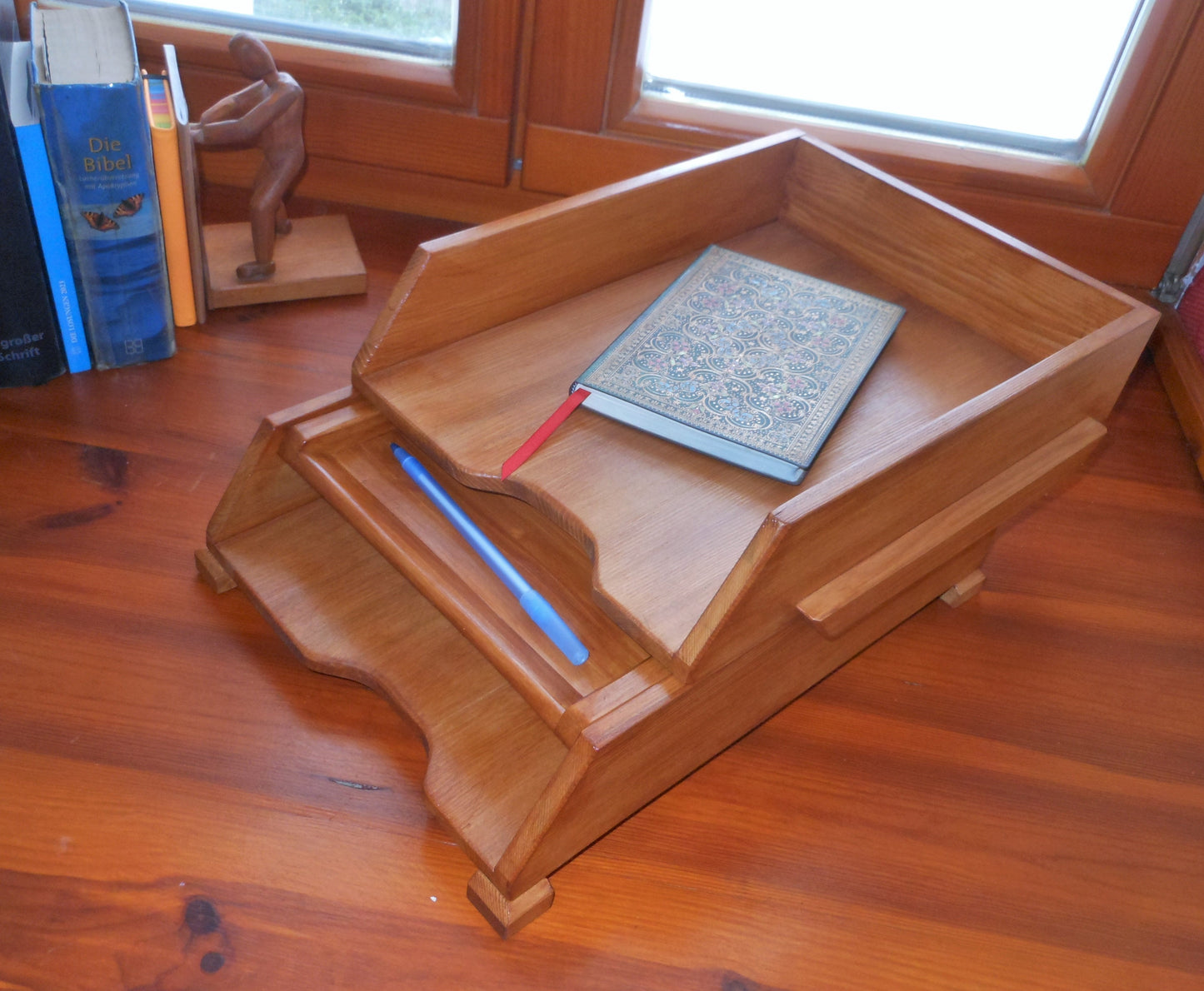 Schreibtischablagen mit Siftablage für A4-Format aus altem Nadelholz  Desk shelves with pen tray for A4 format from old coniferous wood