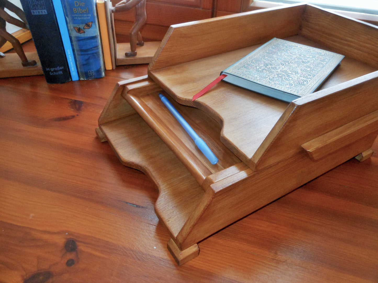 Schreibtischablagen mit Siftablage für A4-Format aus altem Nadelholz  Desk shelves with pen tray for A4 format from old coniferous wood