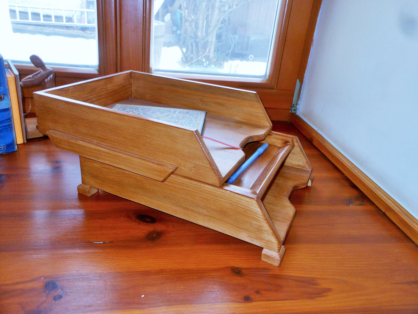 Schreibtischablagen mit Siftablage für A4-Format aus altem Nadelholz  Desk shelves with pen tray for A4 format from old coniferous wood