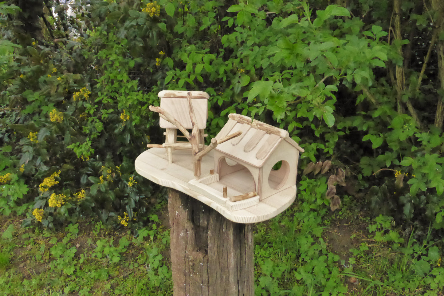 Vogelhaus mit Meisenknödelhalter  Bird house with fat ball holder