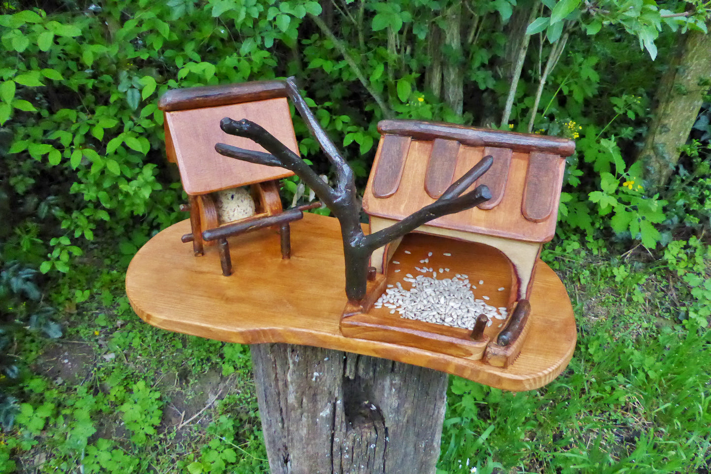 Vogelhaus mit Meisenknödelhalter  Bird house with fat ball holder