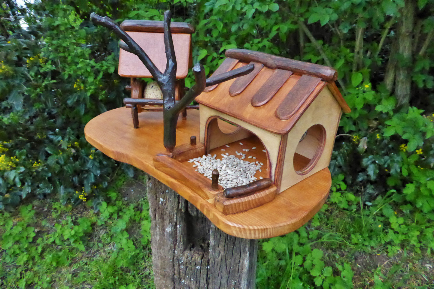 Vogelhaus mit Meisenknödelhalter  Bird house with fat ball holder