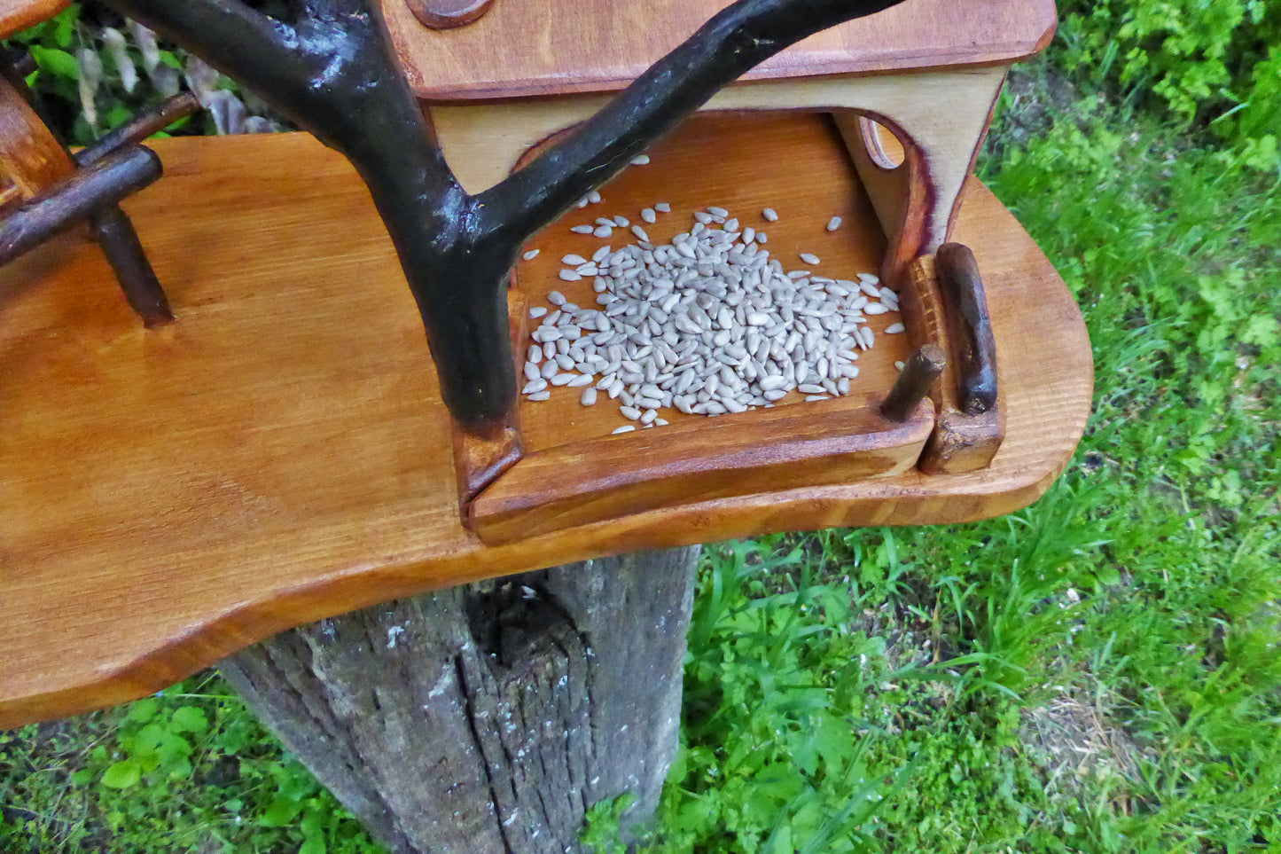 Vogelhaus mit Meisenknödelhalter  Bird house with fat ball holder