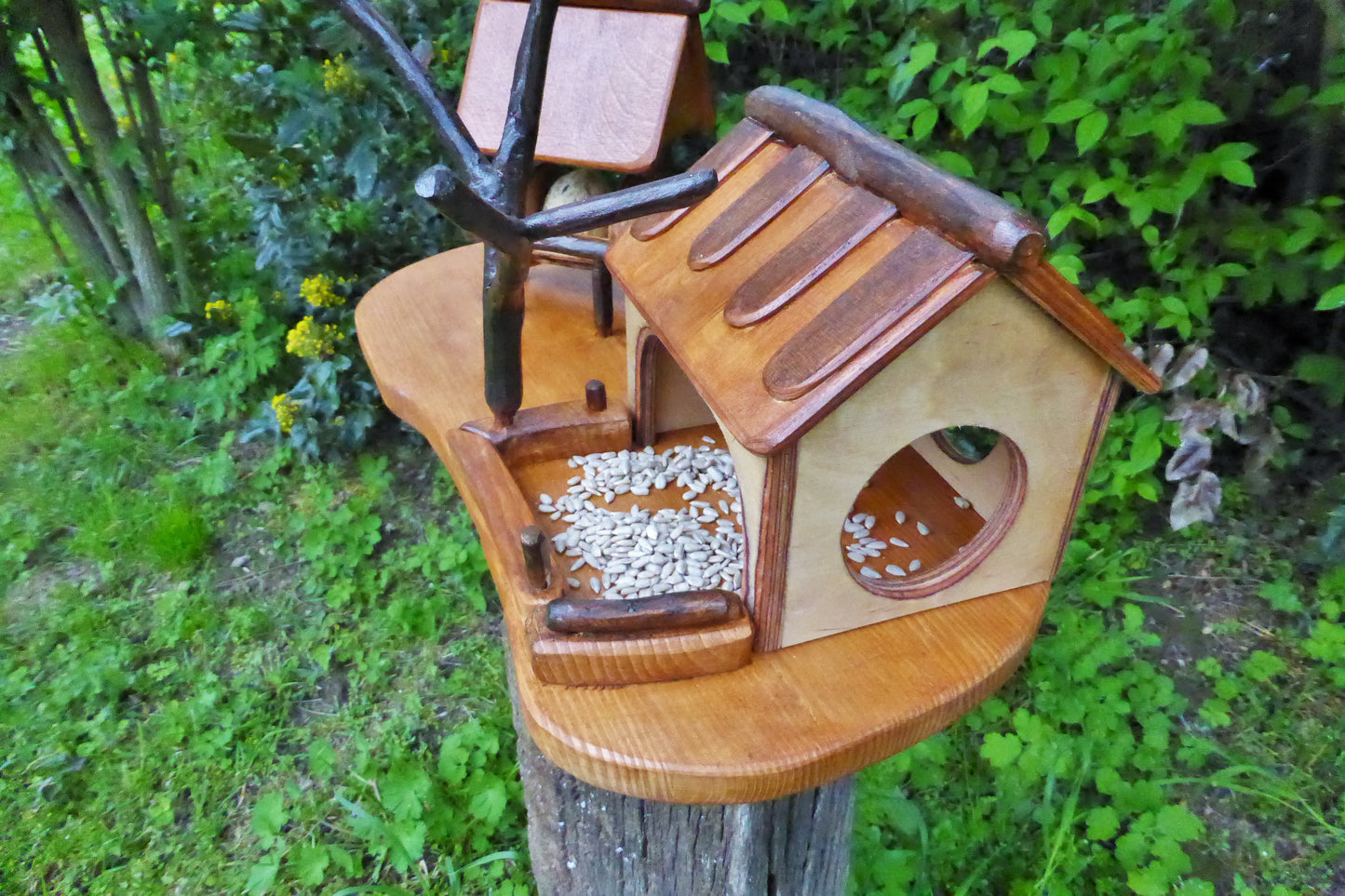 Vogelhaus mit Meisenknödelhalter  Bird house with fat ball holder