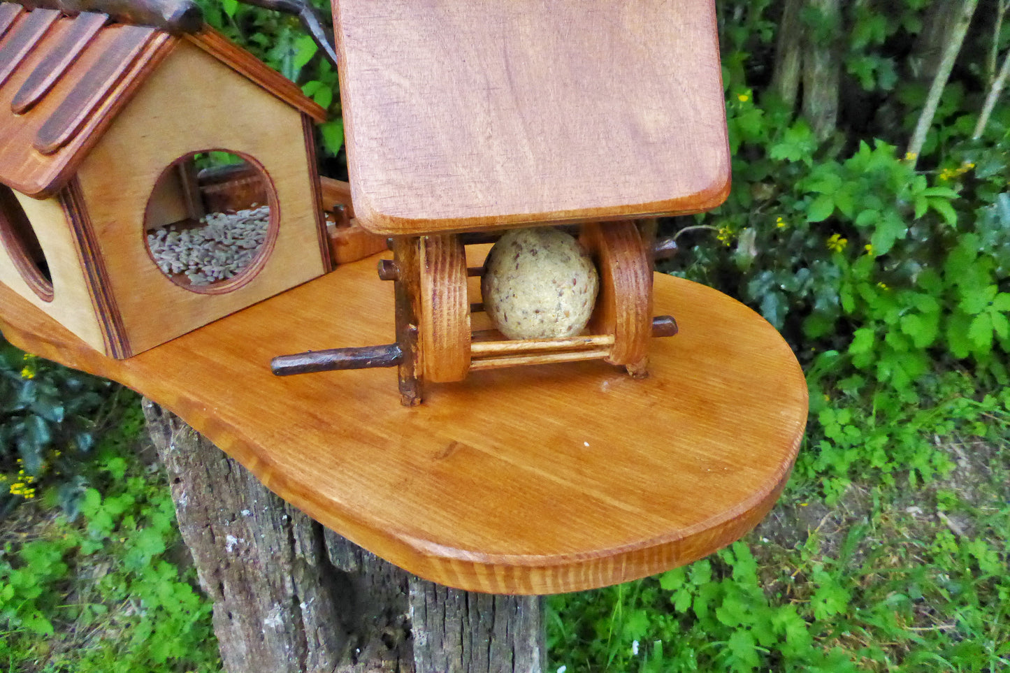 Vogelhaus mit Meisenknödelhalter  Bird house with fat ball holder