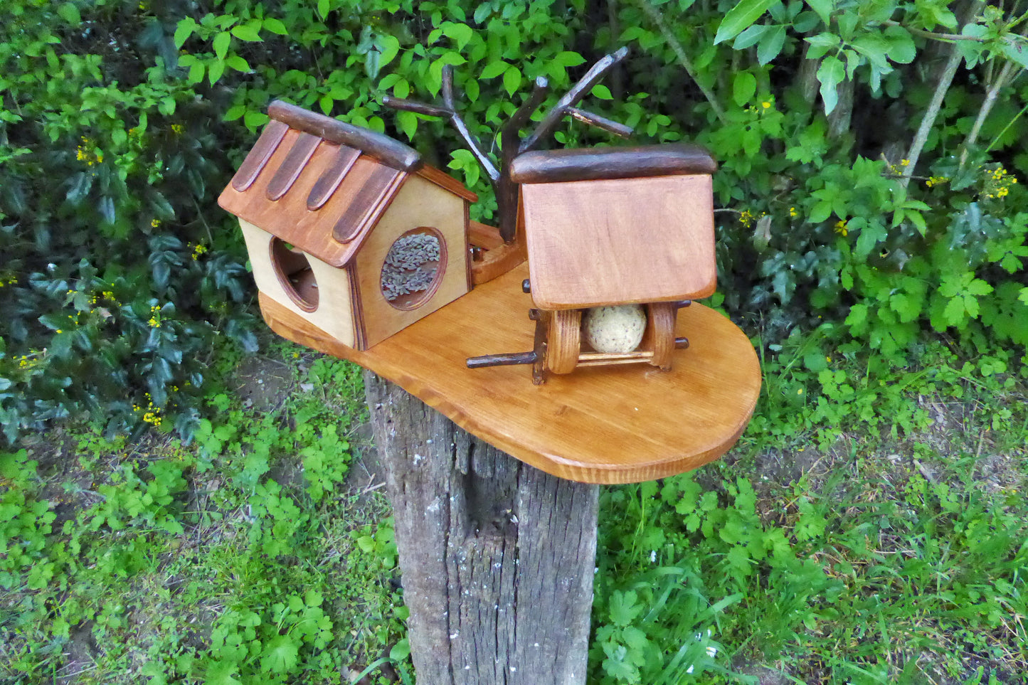 Vogelhaus mit Meisenknödelhalter  Bird house with fat ball holder