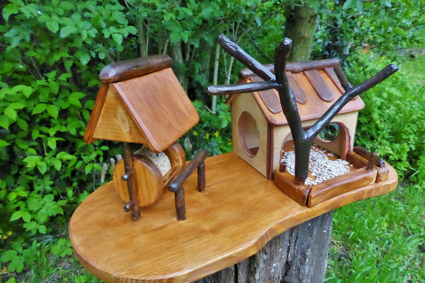 Vogelhaus mit Meisenknödelhalter  Bird house with fat ball holder