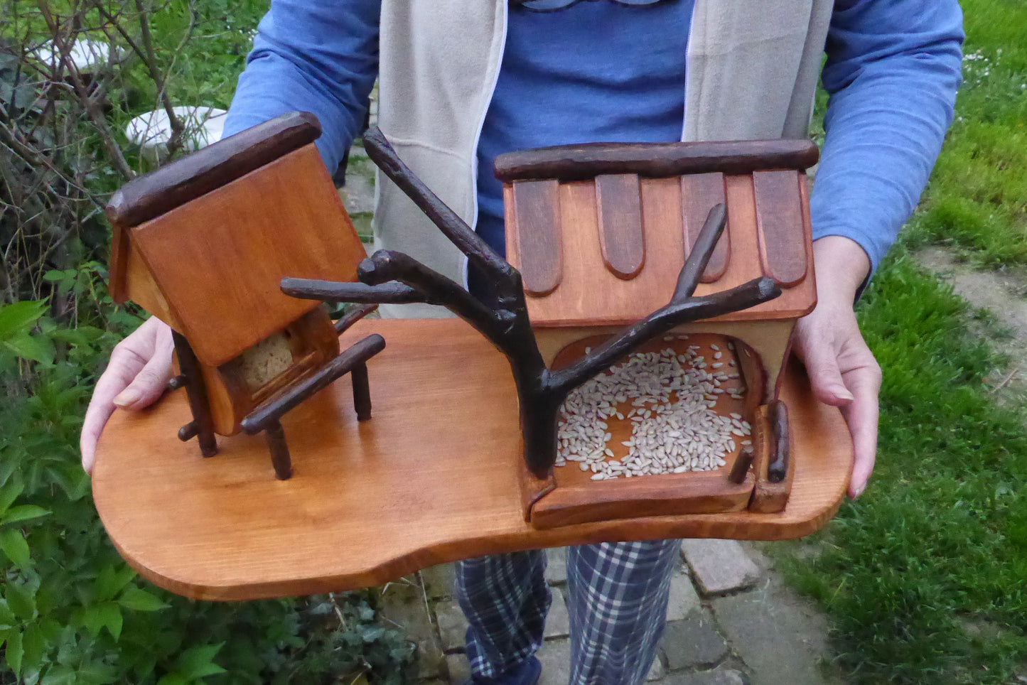 Vogelhaus mit Meisenknödelhalter  Bird house with fat ball holder