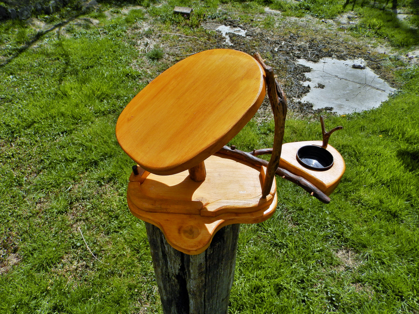 Vogelfutterhaus mit Tränke  Vogeltränke  Aufwendige Handarbeit  Up-cycling-Tränke und uraltes Holz