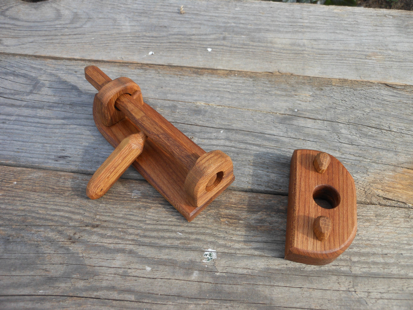 Türriegel aus altem Eichen-Holz Door latch made of old oak wood