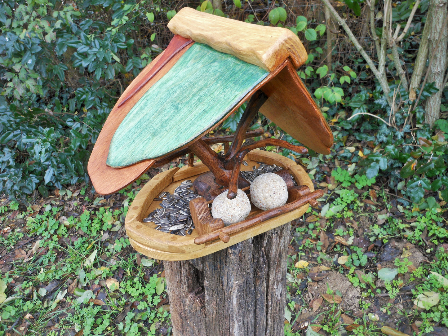 Vogelfutterhaus mit buntem Dach und Meisenknödelhalter Bird feeder with colorful roof and fat ball holder