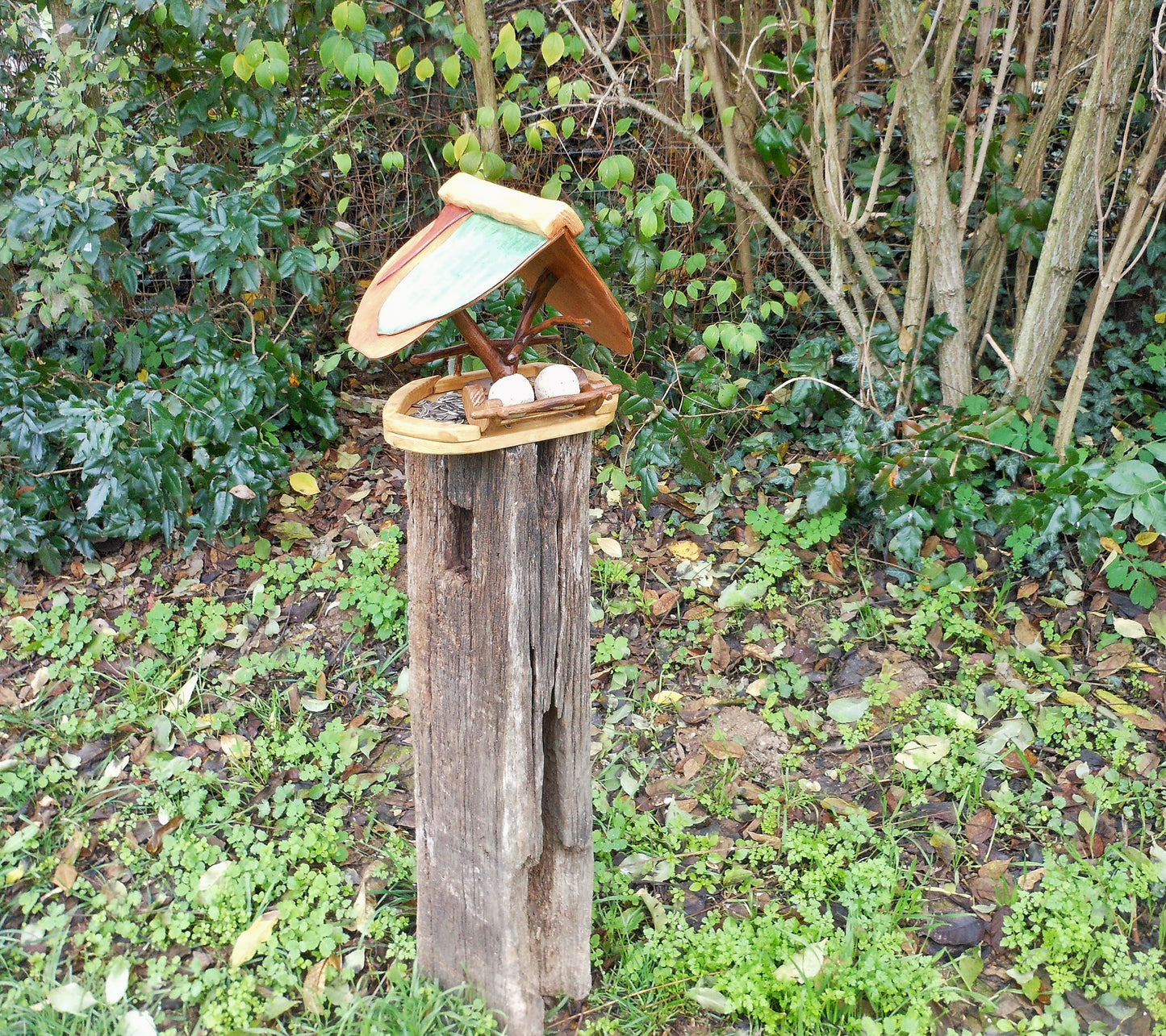 Vogelfutterhaus mit buntem Dach und Meisenknödelhalter Bird feeder with colorful roof and fat ball holder