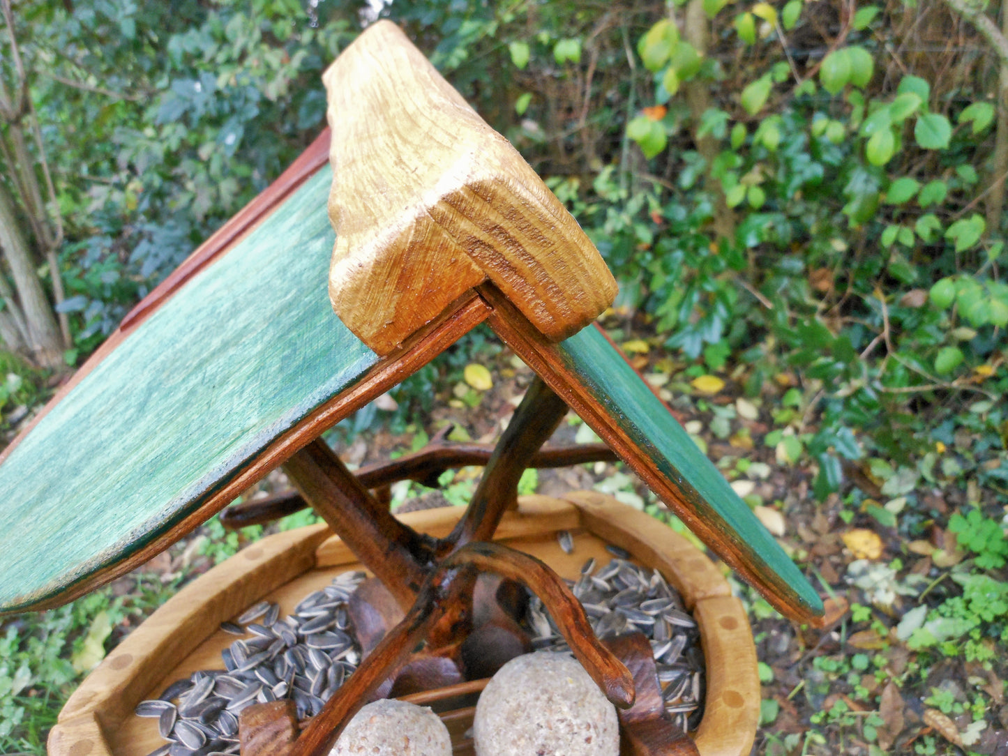 Vogelfutterhaus mit buntem Dach und Meisenknödelhalter Bird feeder with colorful roof and fat ball holder